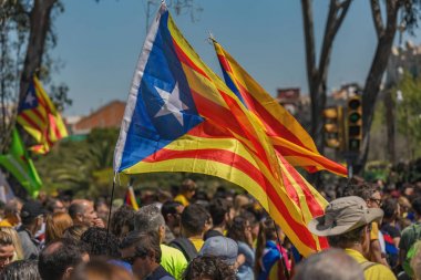 Siyasi tutsaklar özgürlüğü desteklemek için Katalan göstericiler Barcelona'da Ulusal Katalan sembolleri ile