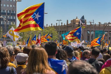 Siyasi tutsaklar özgürlüğü desteklemek için Katalan göstericiler Barcelona'da Ulusal Katalan sembolleri ile