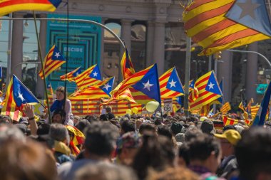 Siyasi tutsaklar özgürlüğü desteklemek için Katalan göstericiler Barcelona'da Ulusal Katalan sembolleri ile