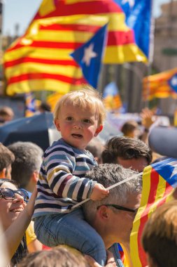 Siyasi tutsaklar özgürlüğü desteklemek için Katalan göstericiler Barcelona'da Ulusal Katalan sembolleri ile