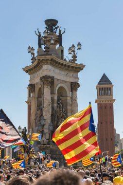 Siyasi tutsaklar özgürlüğü desteklemek için Katalan göstericiler Barcelona'da Ulusal Katalan sembolleri ile