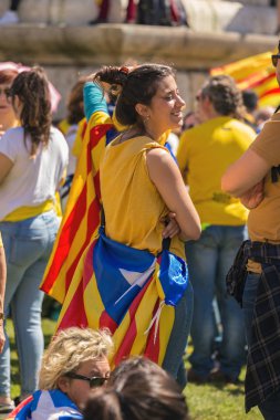 Siyasi tutsaklar özgürlüğü desteklemek için Katalan göstericiler Barcelona'da Ulusal Katalan sembolleri ile