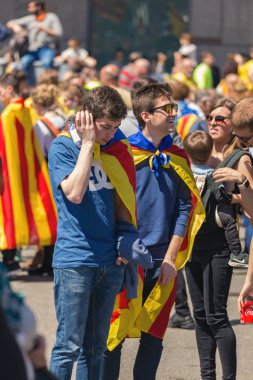 Siyasi tutsaklar özgürlüğü desteklemek için Katalan göstericiler Barcelona'da Ulusal Katalan sembolleri ile