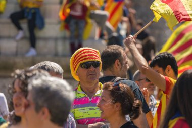 Siyasi tutsaklar özgürlüğü desteklemek için Katalan göstericiler Barcelona'da Ulusal Katalan sembolleri ile