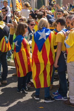 Siyasi tutsaklar özgürlüğü desteklemek için Katalan göstericiler Barcelona'da Ulusal Katalan sembolleri ile