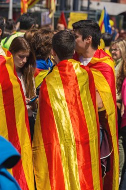 Siyasi tutsaklar özgürlüğü desteklemek için Katalan göstericiler Barcelona'da Ulusal Katalan sembolleri ile