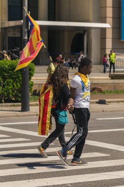 Siyasi tutsaklar özgürlüğü desteklemek için Katalan göstericiler Barcelona'da Ulusal Katalan sembolleri ile