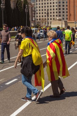 Siyasi tutsaklar özgürlüğü desteklemek için Katalan göstericiler Barcelona'da Ulusal Katalan sembolleri ile