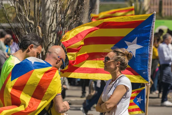 Catalan demonstrators with national catalan symbols in Barcelona to support the freedom of the political prisoners — Stock Photo, Image