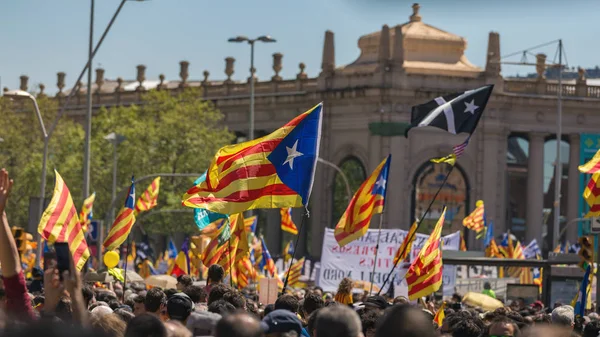 Manifestantes catalanes con símbolos nacionales catalanes en Barcelona para apoyar la libertad de los presos políticos — Foto de Stock