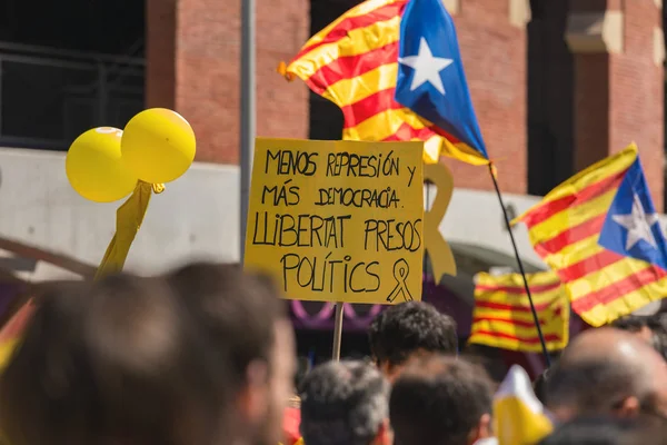 Katalán tüntetők a barcelonai katalán domborzata támogatja a szabadság, a politikai foglyok — Stock Fotó