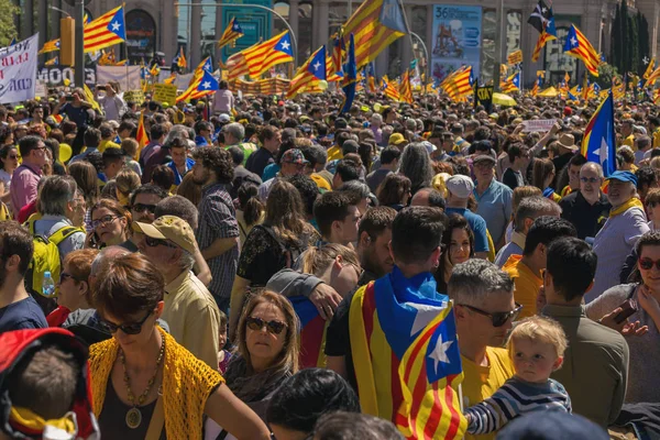 Catalan demonstrators with national catalan symbols in Barcelona to support the freedom of the political prisoners — Stock Photo, Image