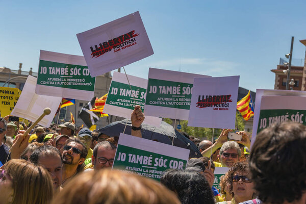 Каталонские демонстранты с национальными каталонскими символами в Барселоне в поддержку свободы политических заключенных
