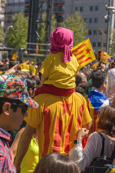 Catalan demonstrators with national catalan symbols in Barcelona to support the freedom of the political prisoners — Stock Photo, Image