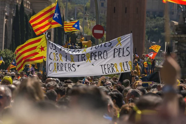 Katalán tüntetők a barcelonai katalán domborzata támogatja a szabadság, a politikai foglyok — Stock Fotó