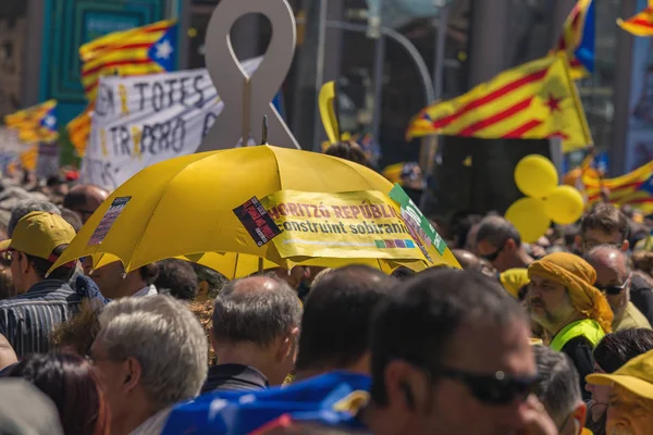 Catalan demonstrators with national catalan symbols in Barcelona to support the freedom of the political prisoners — Stock Photo, Image