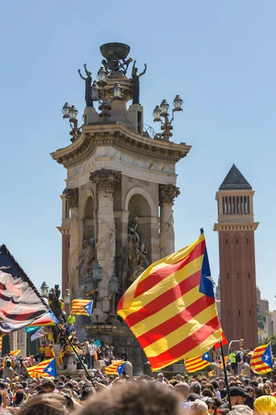 Catalan demonstrators with national catalan symbols in Barcelona to support the freedom of the political prisoners — Stock Photo, Image