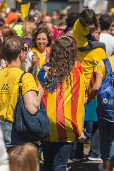 Catalan demonstrators with national catalan symbols in Barcelona to support the freedom of the political prisoners — Stock Photo, Image