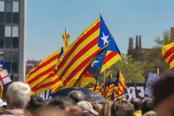 Catalan demonstrators with national catalan symbols in Barcelona to support the freedom of the political prisoners — Stock Photo, Image