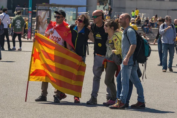 Katalanska demonstranter med nationella katalanska symboler i Barcelona att stödja de politiska fångarna frihet — Stockfoto