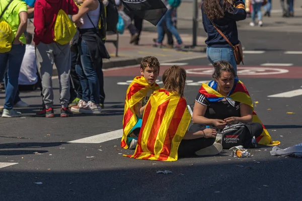 Siyasi tutsaklar özgürlüğü desteklemek için Katalan göstericiler Barcelona'da Ulusal Katalan sembolleri ile — Stok fotoğraf