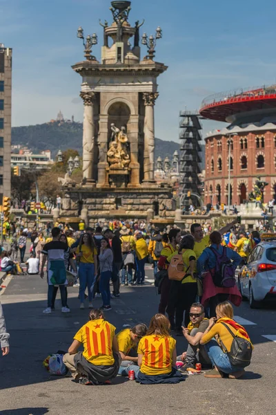 Catalan demonstrators with national catalan symbols in Barcelona to support the freedom of the political prisoners — Stock Photo, Image