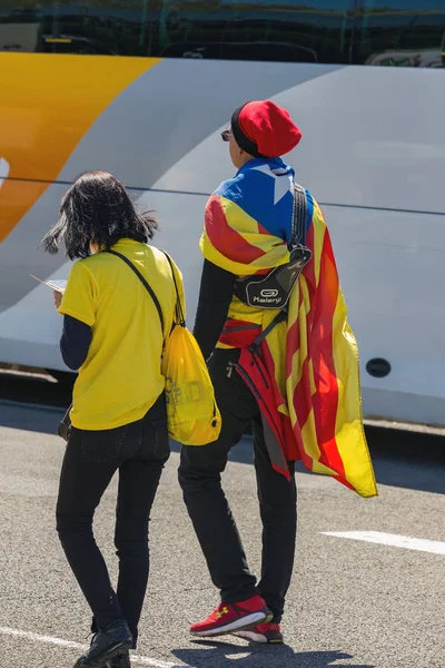 Katalanska demonstranter med nationella katalanska symboler i Barcelona att stödja de politiska fångarna frihet — Stockfoto