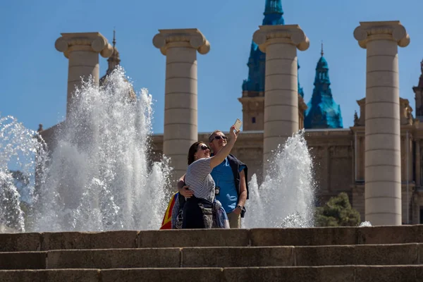 Dos personas haciendo selfies cerca del Museo Nacional Catalán de Barcelona —  Fotos de Stock