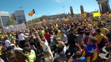 Siyasi tutsaklar özgürlüğü desteklemek için Katalan göstericiler Barcelona'da Ulusal Katalan sembolleri ile. Fazla 300.000 kişi gösteride katılmıştır. 04. 15. 2018 İspanya, Barcelona