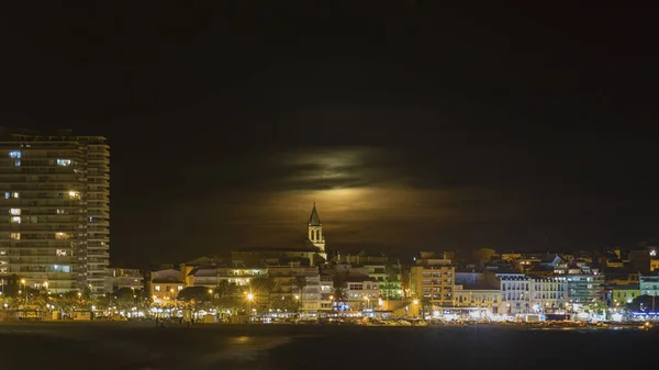 Cena noturna de uma pequena cidade mediterrânea Palamos na Espanha — Fotografia de Stock