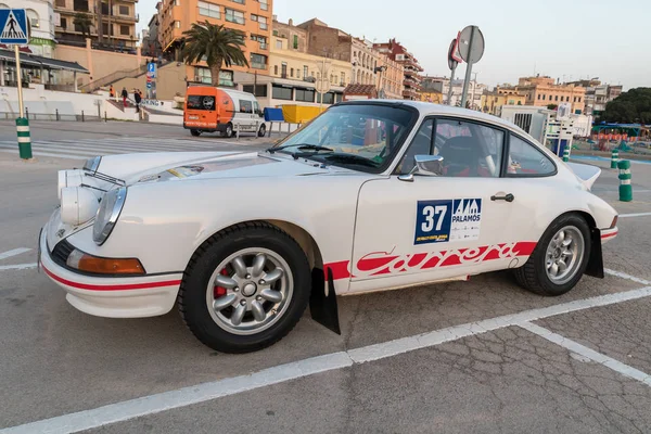XV Rally Costa Brava Histórica carrera de coches en una pequeña ciudad de Palamos en Cataluña. 04. 19. 2018 España, ciudad Palamos — Foto de Stock