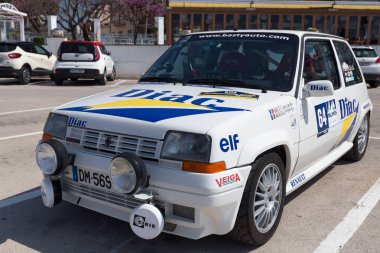 Küçük bir kasaba Palamos Katalonya XV ralli Costa Brava tarihi araba yarışı. 04. 20. 2018 İspanya, şehir Palamos