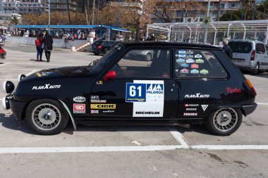 Küçük bir kasaba Palamos Katalonya XV ralli Costa Brava tarihi araba yarışı. 04. 20. 2018 İspanya, şehir Palamos