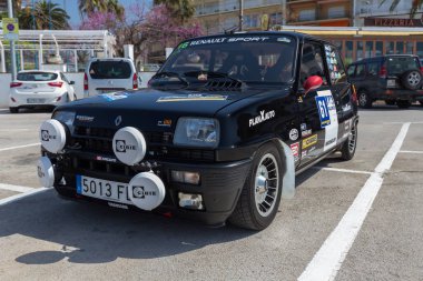 Küçük bir kasaba Palamos Katalonya XV ralli Costa Brava tarihi araba yarışı. 04. 20. 2018 İspanya, şehir Palamos