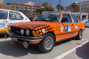 Küçük bir kasaba Palamos Katalonya XV ralli Costa Brava tarihi araba yarışı. 04. 20. 2018 İspanya, şehir Palamos