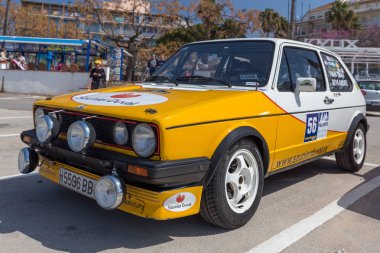 Küçük bir kasaba Palamos Katalonya XV ralli Costa Brava tarihi araba yarışı. 04. 20. 2018 İspanya, şehir Palamos
