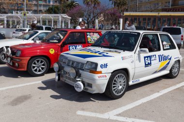 Küçük bir kasaba Palamos Katalonya XV ralli Costa Brava tarihi araba yarışı. 04. 20. 2018 İspanya, şehir Palamos