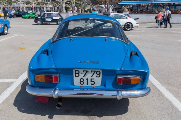 XV Rally Costa Brava Histórica carrera de coches en una pequeña ciudad de Palamos en Cataluña. 04. 20. 2018 España, ciudad Palamos — Foto de Stock