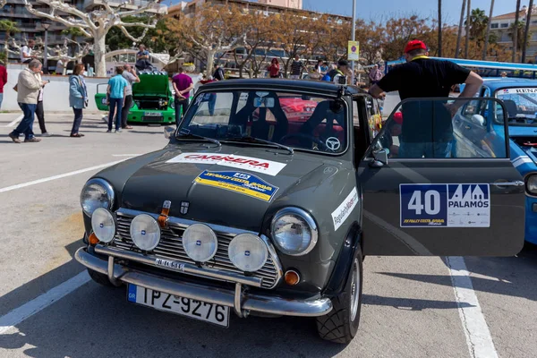 Xv rallye costa brava historische autorennen in einer kleinen stadt palamos in katalonien. 04. 20. 2018 spanien, stadt palamos — Stockfoto