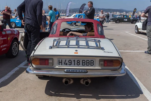 XV Rally Costa Brava Histórica carrera de coches en una pequeña ciudad de Palamos en Cataluña. 04. 20. 2018 España, ciudad Palamos — Foto de Stock