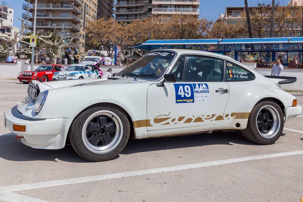 XV Rally Costa Brava Histórica carrera de coches en una pequeña ciudad de Palamos en Cataluña. 04. 20. 2018 España, ciudad Palamos — Foto de Stock