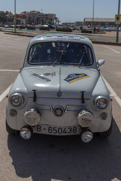 Xv rallye costa brava historische autorennen in einer kleinen stadt palamos in katalonien. 04. 20. 2018 spanien, stadt palamos — Stockfoto