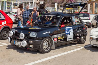 Küçük bir kasaba Palamos Katalonya XV ralli Costa Brava tarihi araba yarışı. 04. 20. 2018 İspanya, şehir Palamos