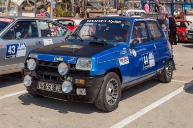Küçük bir kasaba Palamos Katalonya XV ralli Costa Brava tarihi araba yarışı. 04. 20. 2018 İspanya, şehir Palamos