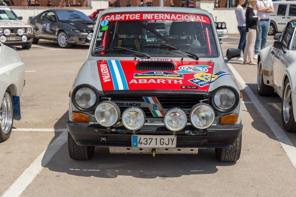 Xv rallye costa brava historische autorennen in einer kleinen stadt palamos in katalonien. 04. 20. 2018 spanien, stadt palamos — Stockfoto