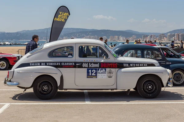 XV Rally Costa Brava Histórica carrera de coches en una pequeña ciudad de Palamos en Cataluña. 04. 20. 2018 España, ciudad Palamos — Foto de Stock