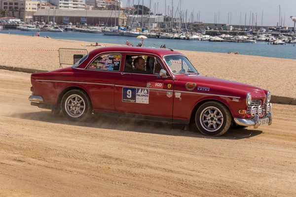 Küçük bir kasaba Palamos Katalonya XV ralli Costa Brava tarihi araba yarışı. 04. 20. 2018 İspanya, şehir Palamos — Stok fotoğraf