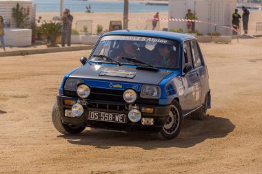 Küçük bir kasaba Palamos Katalonya XV ralli Costa Brava tarihi araba yarışı. 04. 20. 2018 İspanya, şehir Palamos