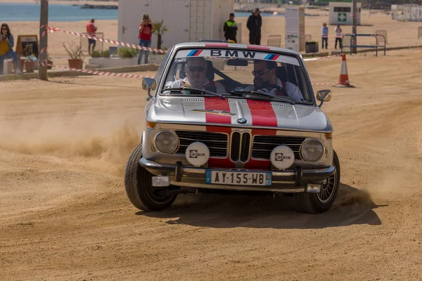 XV Rally Costa Brava Corrida histórica de carros em uma pequena cidade Palamos, na Catalunha. 04. 20 anos. 2018 Espanha, cidade Palamos — Fotografia de Stock