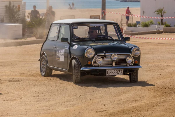 XV Rally Costa Brava Histórica carrera de coches en una pequeña ciudad de Palamos en Cataluña. 04. 20. 2018 España, ciudad Palamos — Foto de Stock